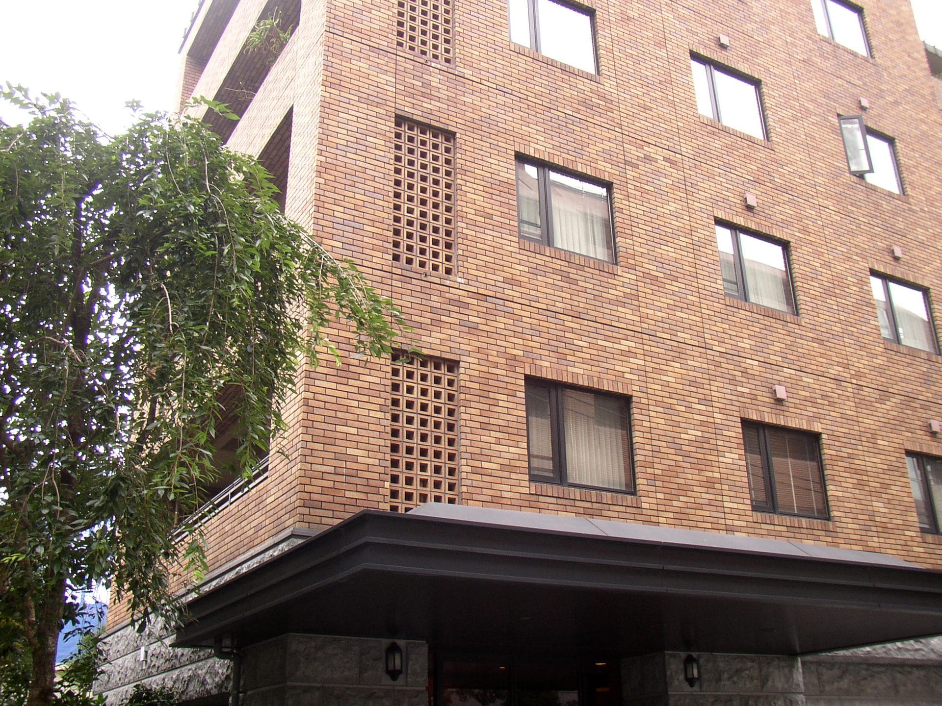 二丁掛粗面60x210x20mm YAB斑点入本還元／通風ブロック現場特注／赤坂共同住宅