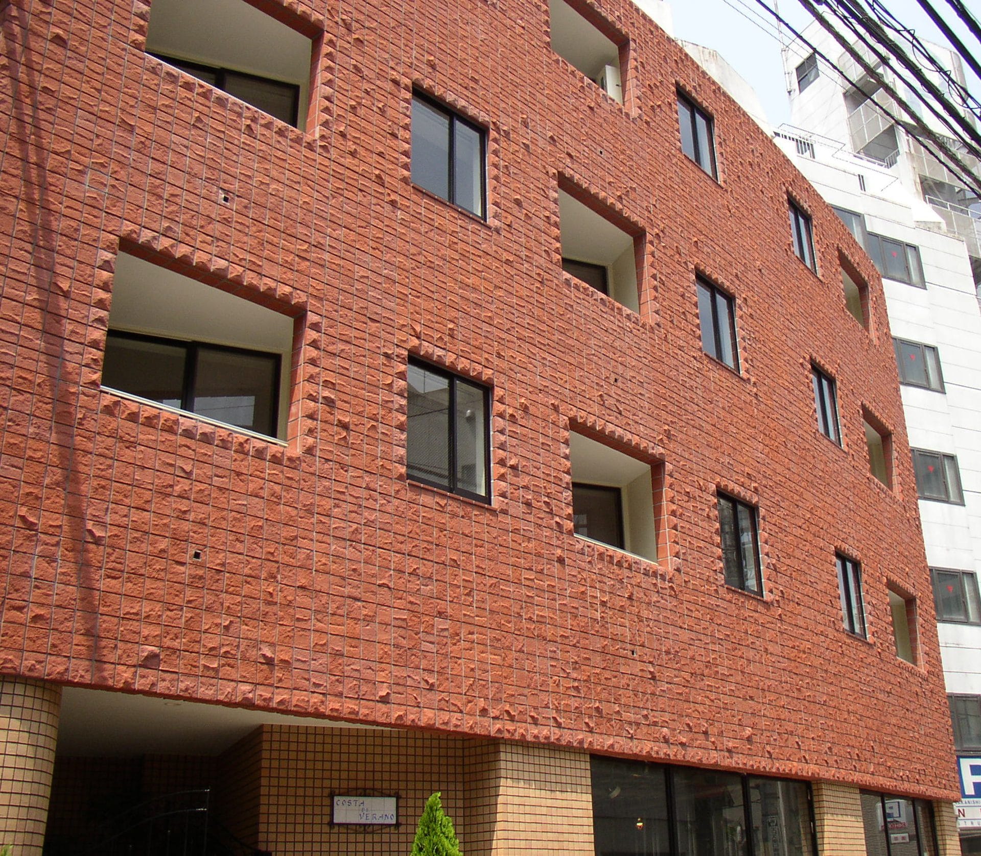 恵比寿オーナー住居及び共同住宅／140角テッセラタイル