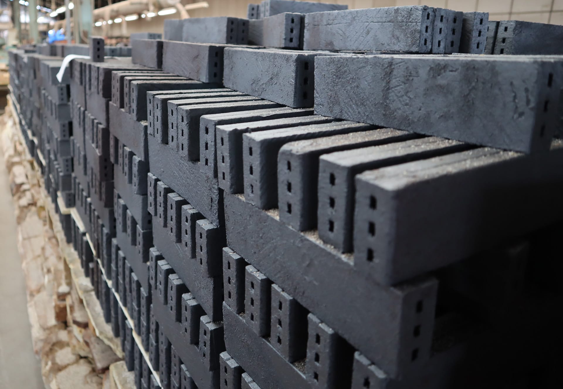 トンネル窯から焼きあがって来たレンガタイルの数々