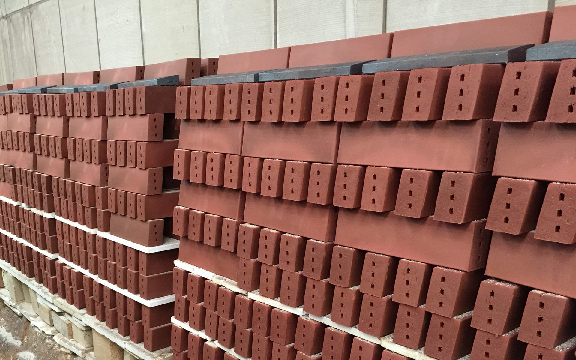 台座に積まれ焼成を待つレンガタイル