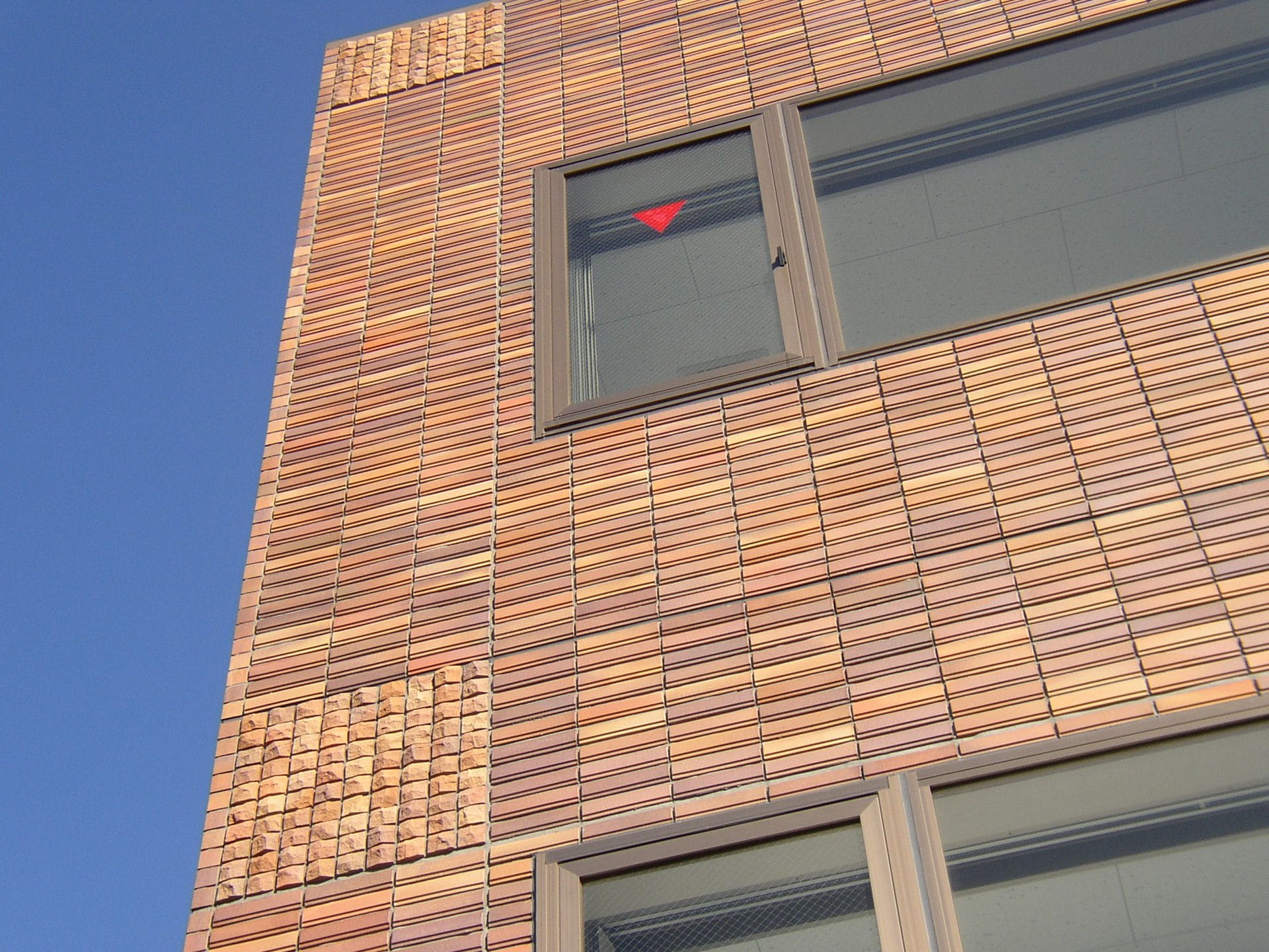 山型リブ付きタイル府中企業ビル