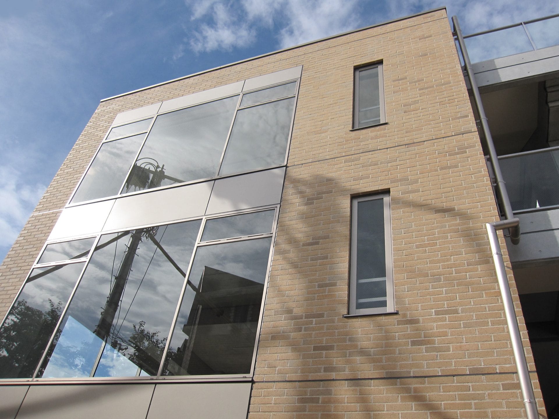 裏原宿店舗ビル／二丁掛粗面I色窯変