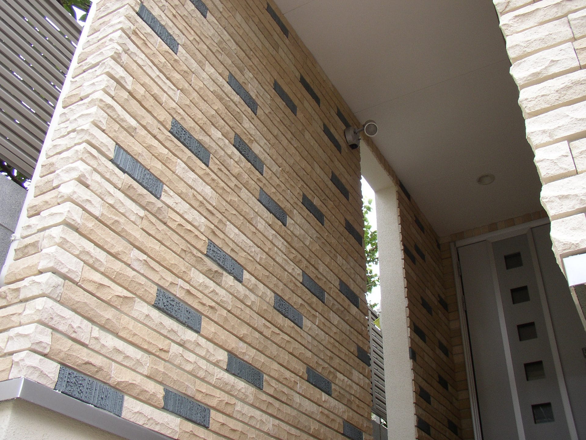 個人邸エントランス壁二丁掛手はつり及びスクラッチブルー