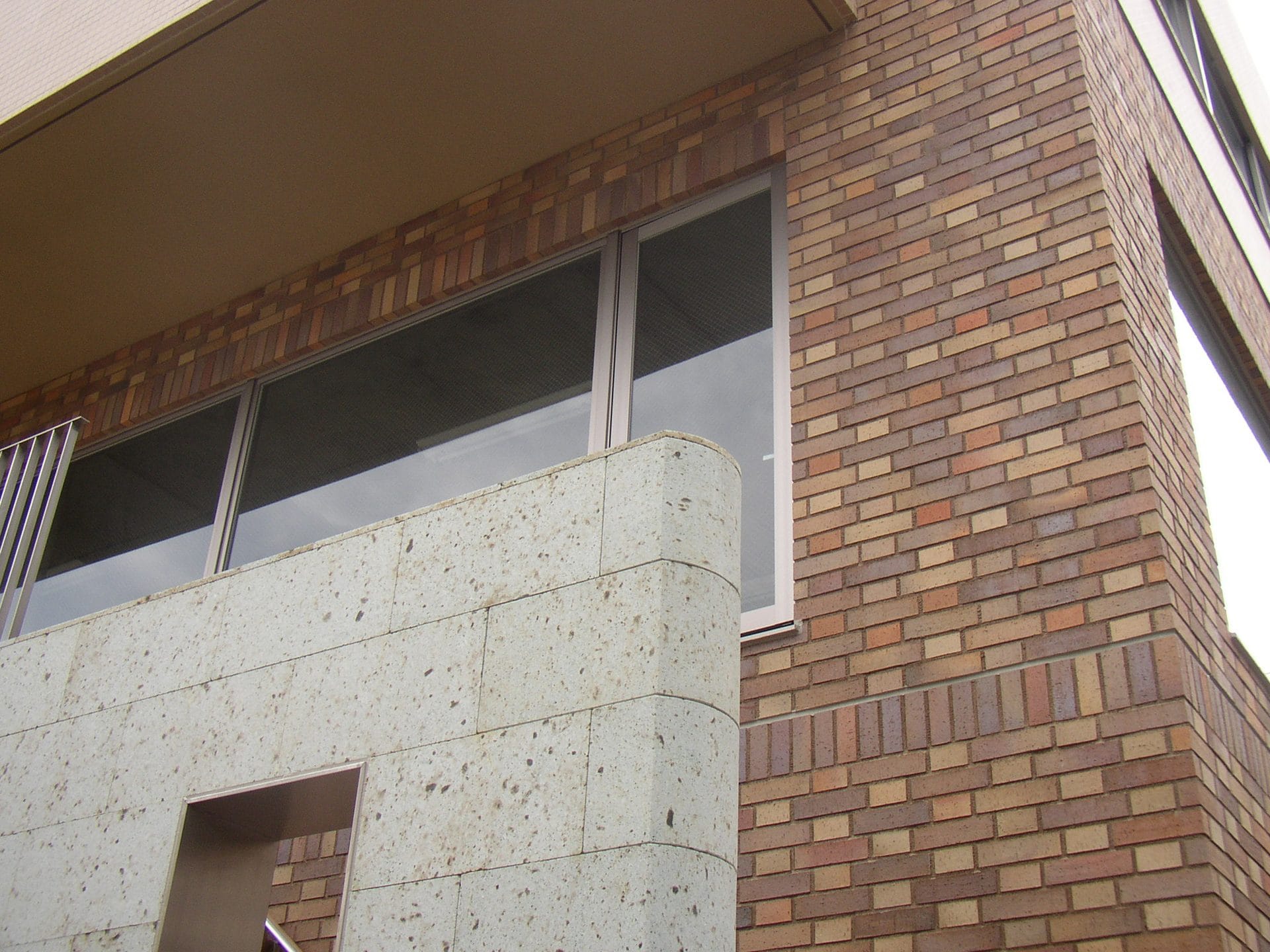 神宮前施主住居及び共同住宅還元粗面二丁掛