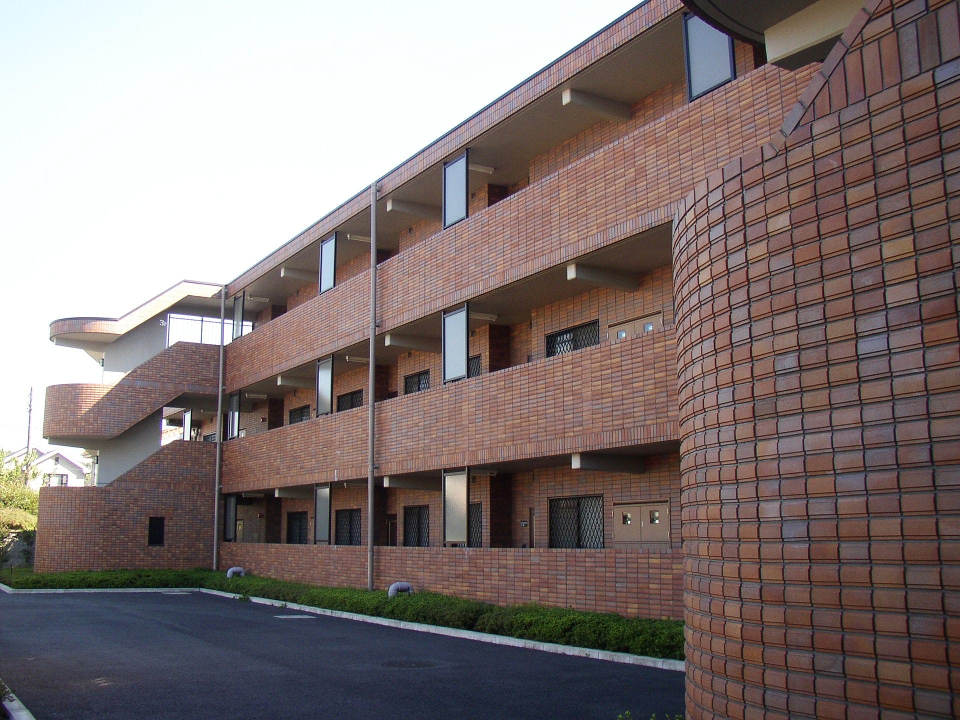 共同住宅烏山山型リブ付き二丁掛