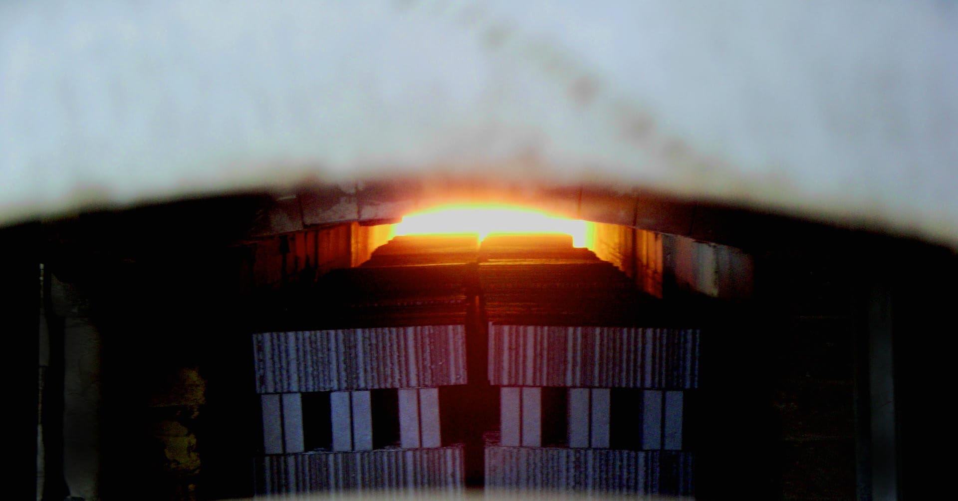 トンネル窯で焼成されるせっ器質タイル