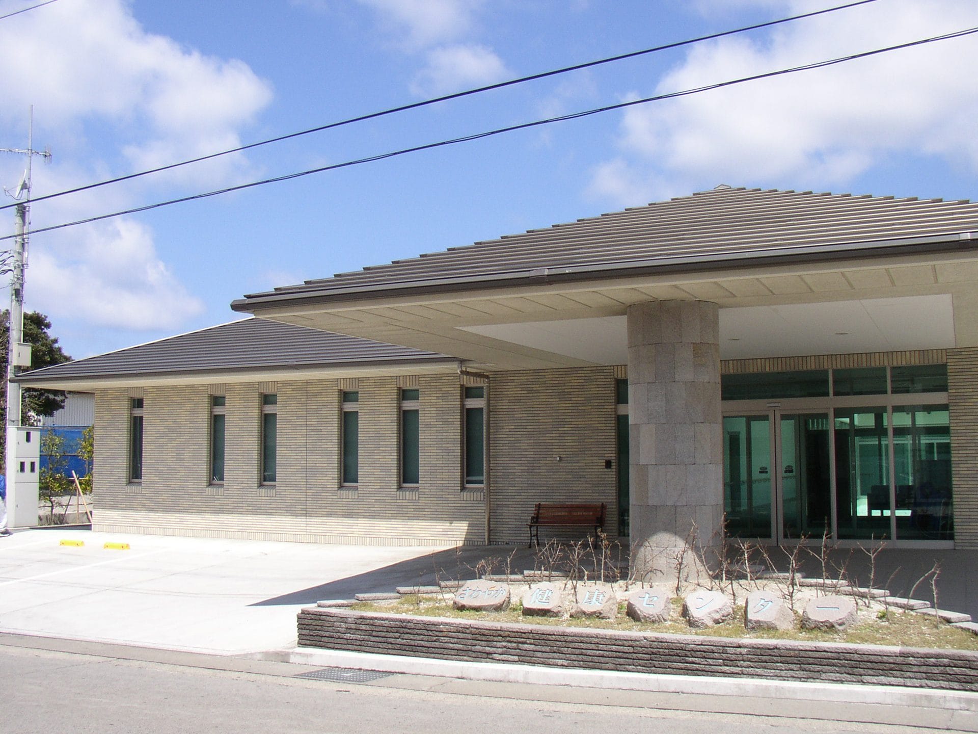 新島健康センター外壁40ボーダー粗面白