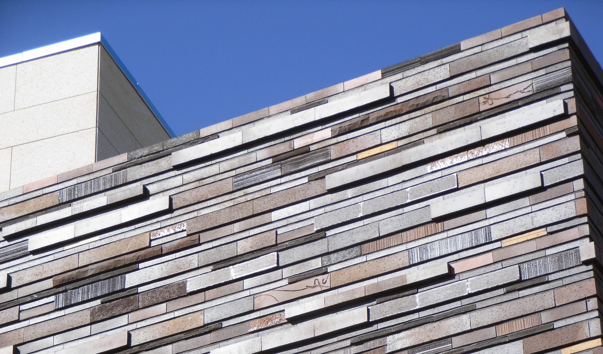 太陽を浴びる陶壁ボーダータイルの表情