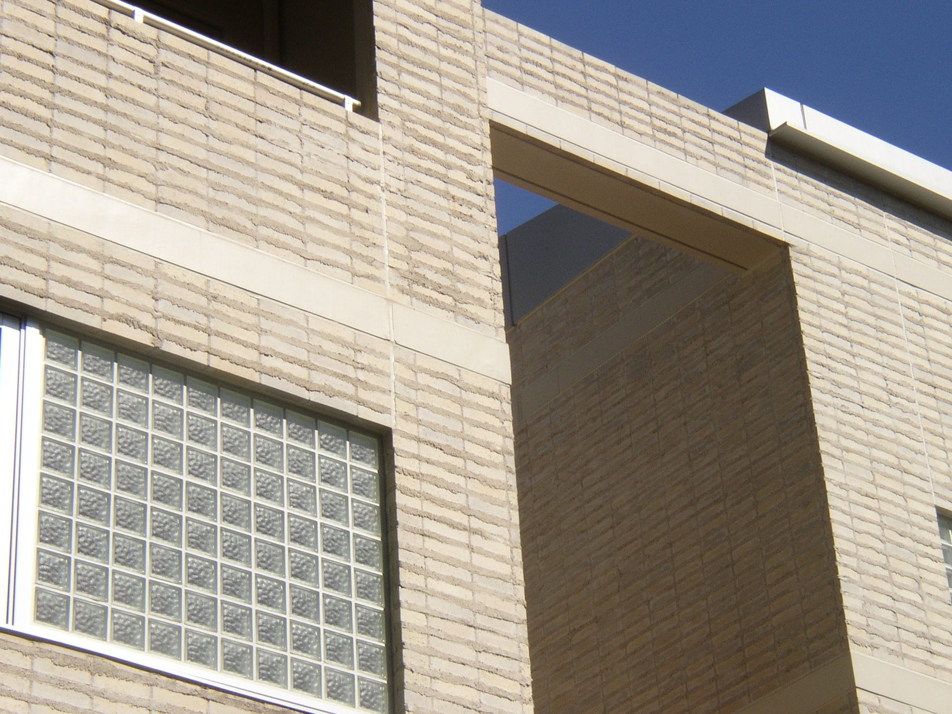 粗面二丁掛盛り上げ目地瀬田コーポラティブハウス