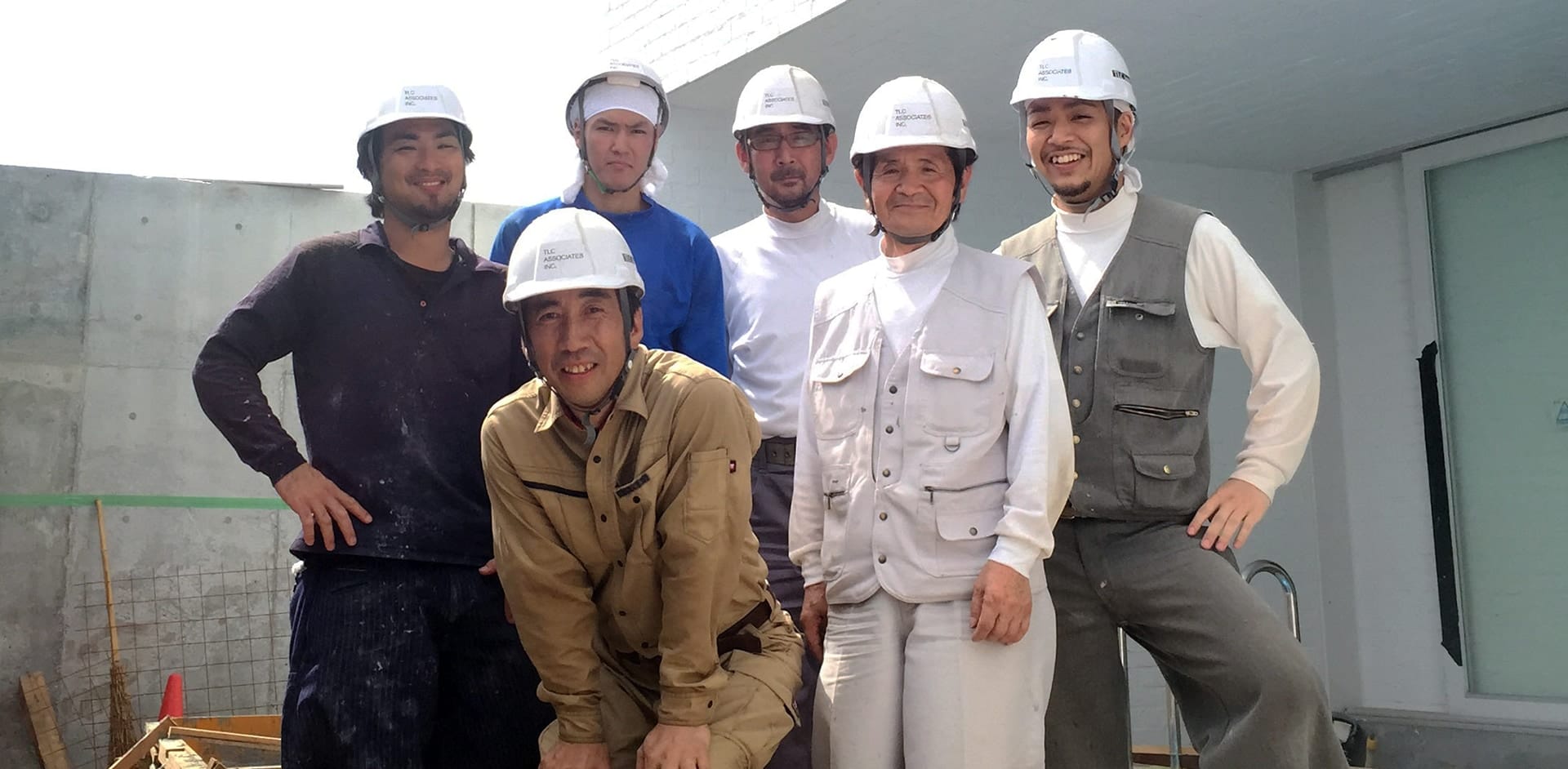 レンガタイル施工職人メンバー／左から鈴木、木皿、梶木善、梶木雄一、梶木次雄、梶木雄翔