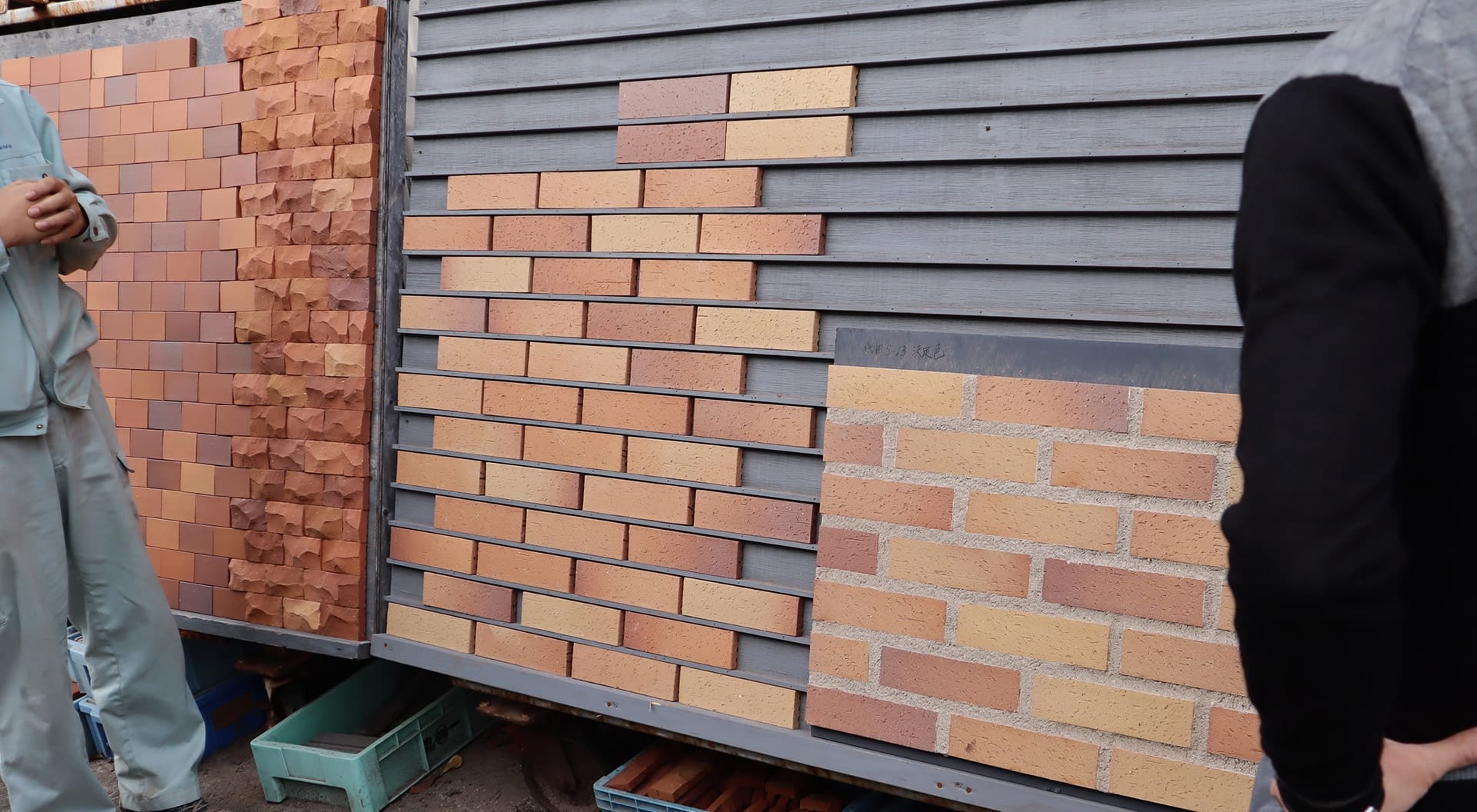 レンガタイルのサンプルと本焼き検査