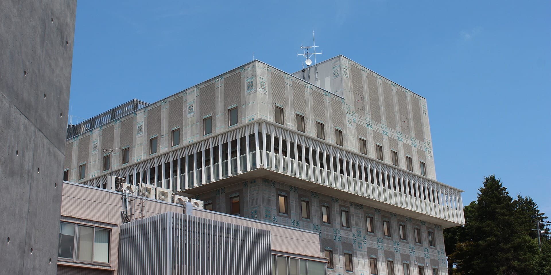 会津中央病院外装タイルの遠景表情