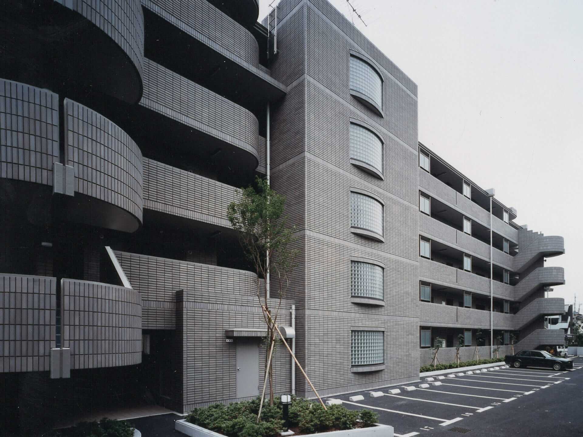 山型リブ付き共同住宅外壁　