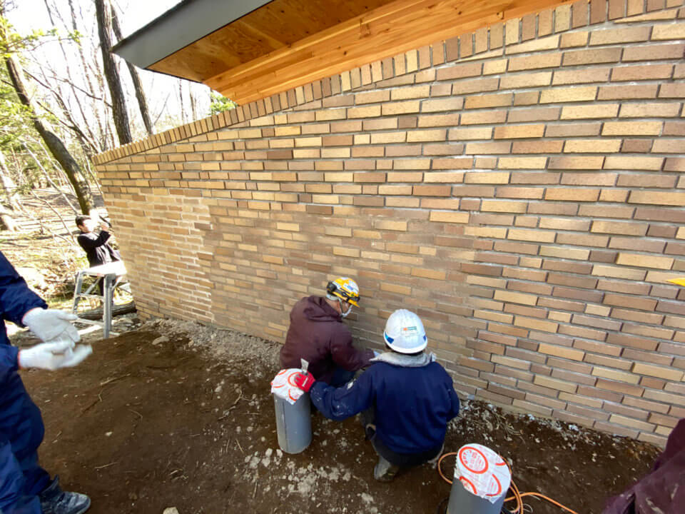 ブリック目地　チューブ詰め指導に木皿が出張