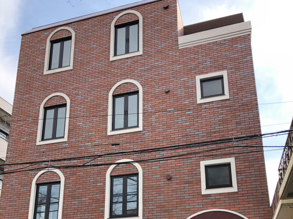 赤のレンガタイルは、お任せ下さい。