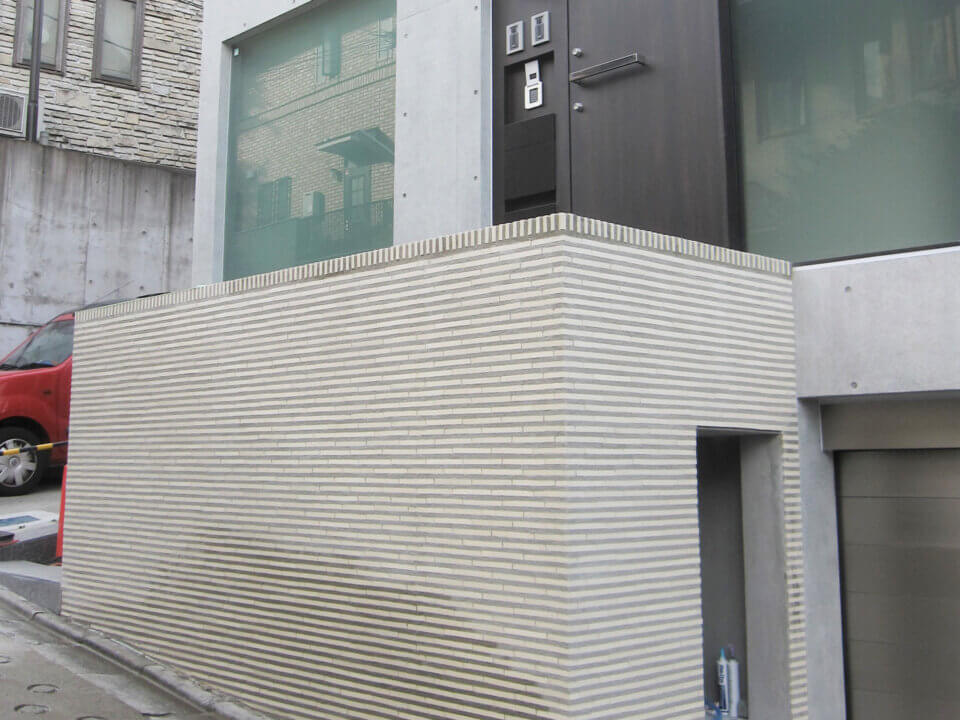 打ち放しコンクリート壁住宅に一部アクセント