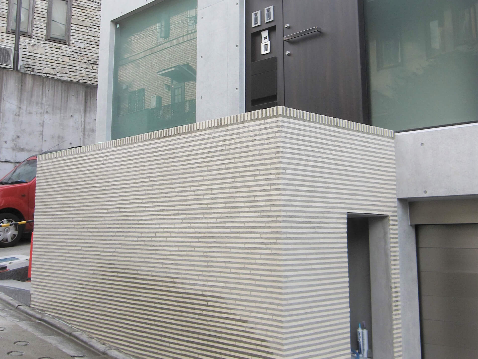 打ち放しコンクリート壁住宅に一部アクセント