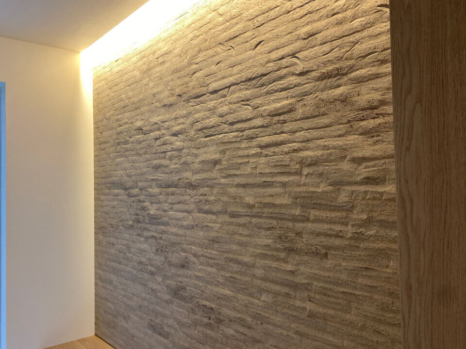 エントランス什器壁に「削りタイル」