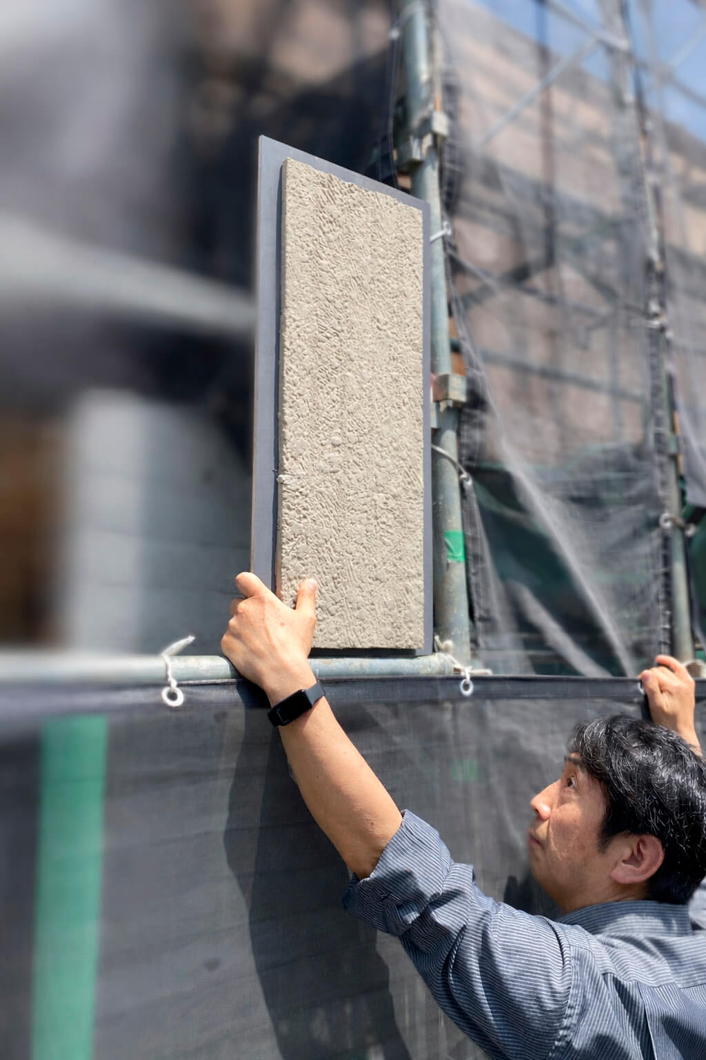 見本焼きする前に、施主様と現場での色彩をチェックする