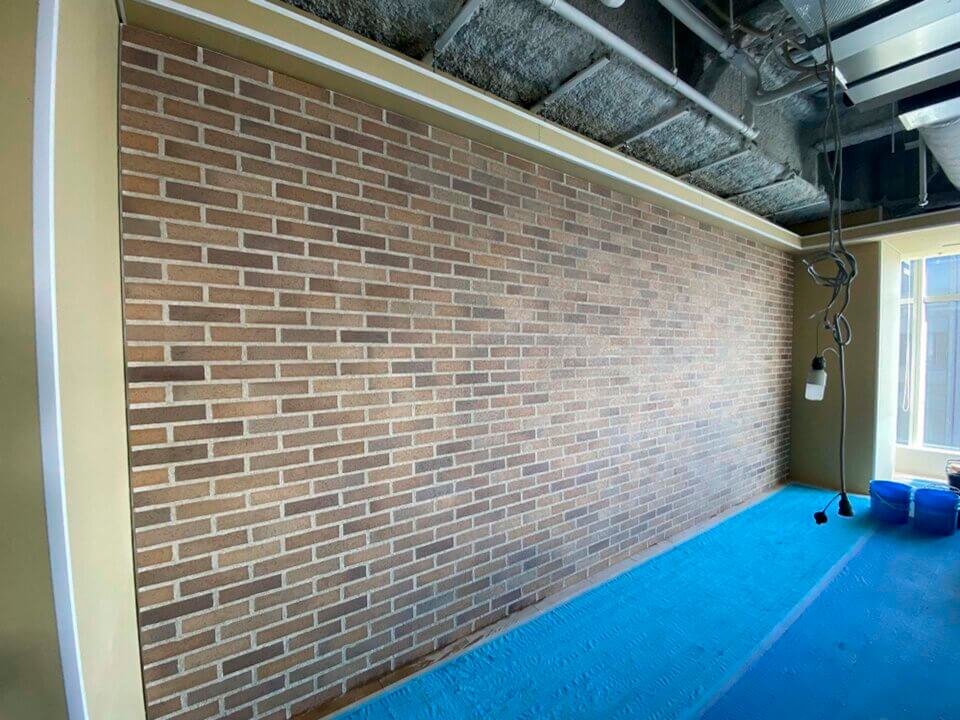 企業飲食スペース内装壁レンガタイル貼り